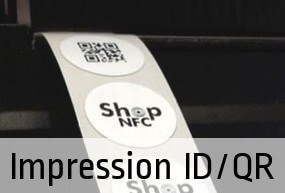 Impression monochrome d'un logo, des codes de série, codes QR et d'autres variables